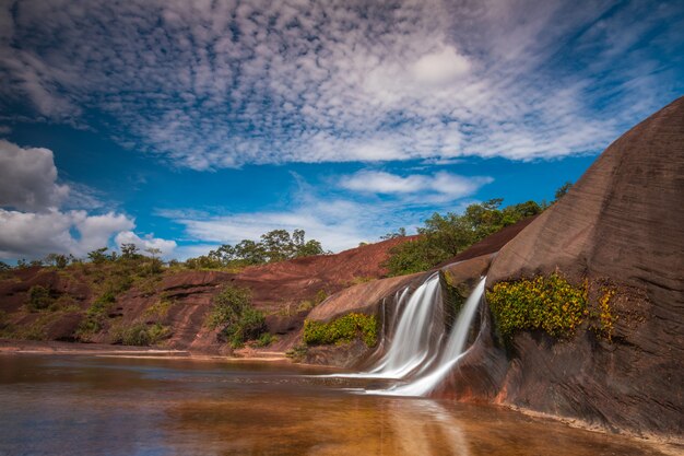 Phu Tham Phra waterfall, Belle cascade dans la province de Bung-Kan, Thaïlande.