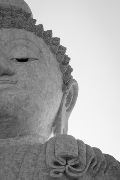 Phuket Big Buddha half face portrait assis au sommet de Nakkerd Hill dans la plus grande île de Thaïlande