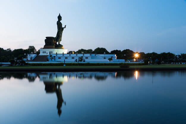 Phutthamonthon est un lieu pour le dharma bouddhiste avec ciel bleu et coucher de soleil