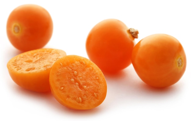Physalis comestible frais sur fond blanc