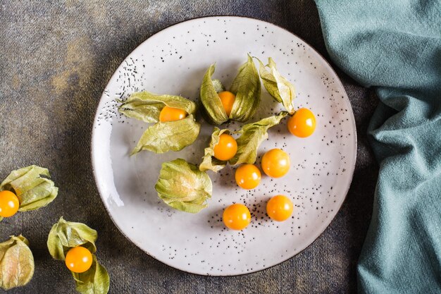 Physalis de fruits mûrs sur une assiette Nourriture végétarienne biologique Vue de dessus