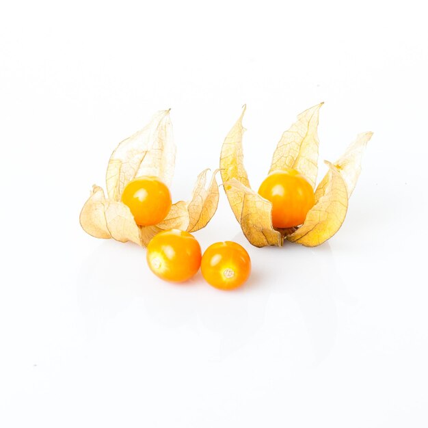 Physalis mûr isolé sur fond blanc Physalis peruviana