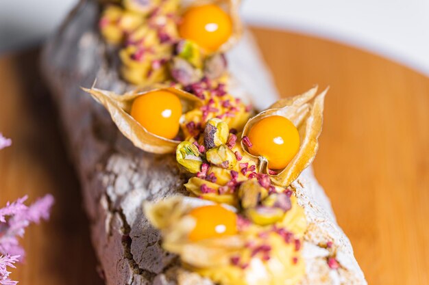 Physalis et pistaches sur le gâteau