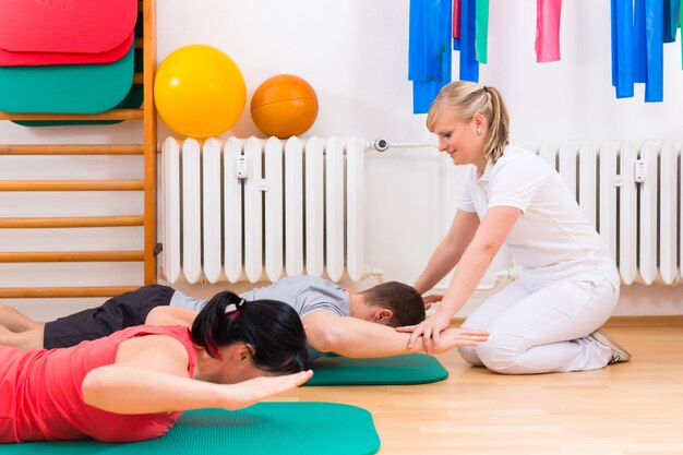 Physiothérapeute donnant aux patients des exercices de gymnastique