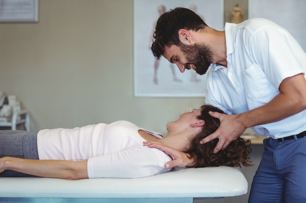 Physiothérapeute donnant un massage du cou à une femme