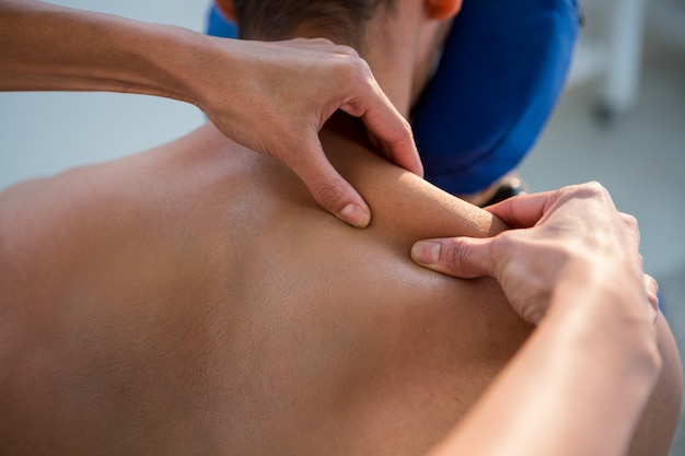 Physiothérapeute donnant un massage du dos à un patient