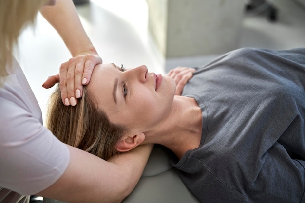 Photo une physiothérapeute donne un massage à son patient.