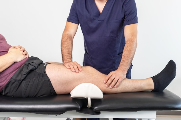 Physiothérapeute exécutant un exercice de genou pour un patient