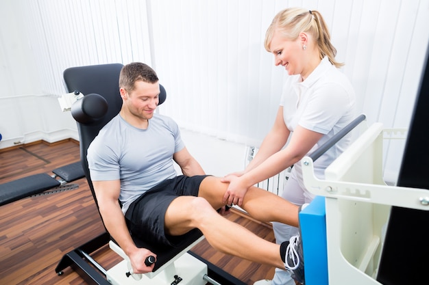 Physiothérapeute exerçant un patient en thérapie sportive