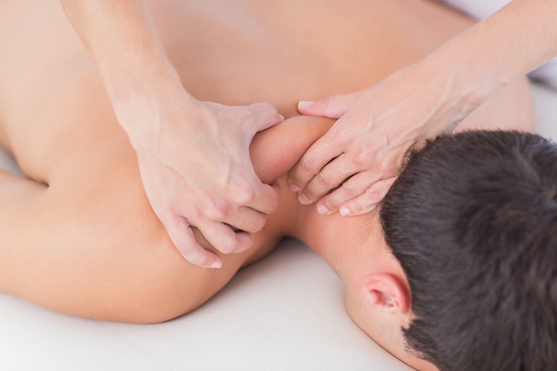 Physiothérapeute faisant un massage du cou à sa patiente