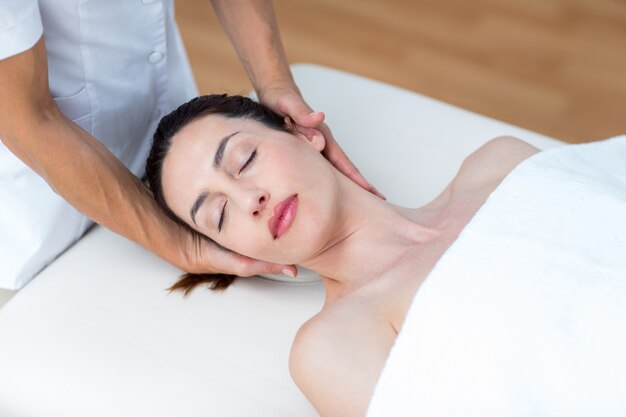 Physiothérapeute faisant massage du cou