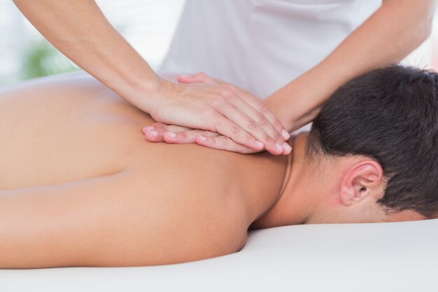 Physiothérapeute faisant massage du dos à son patient