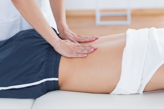 Physiothérapeute faisant massage du dos