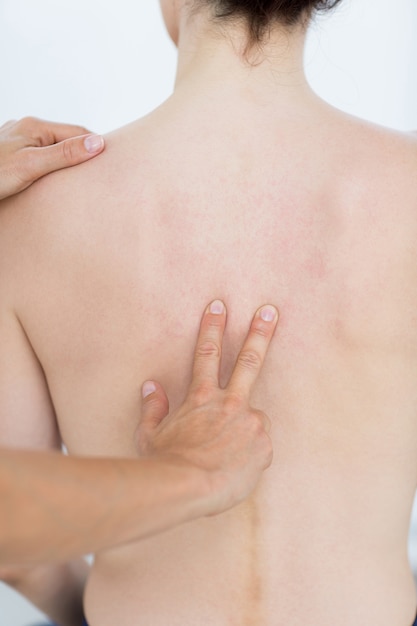 Physiothérapeute faisant massage du dos