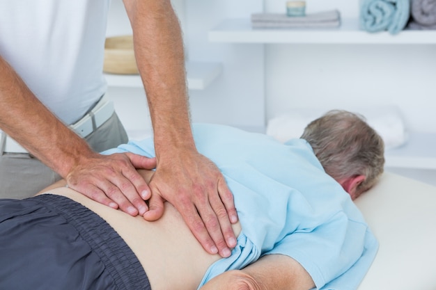 Physiothérapeute faisant massage du dos