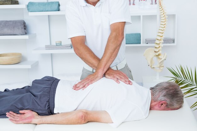 Physiothérapeute faisant massage du dos