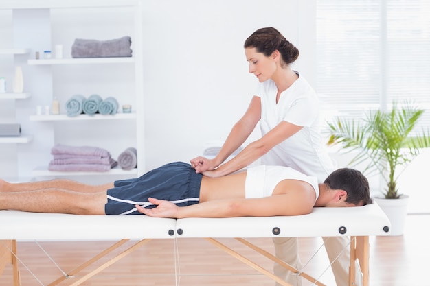 Physiothérapeute faisant le massage du dos