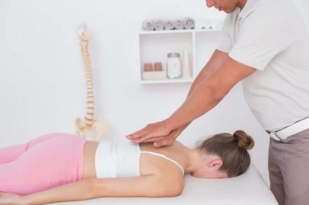 Physiothérapeute faisant un massage du dos