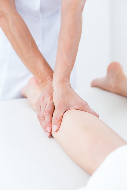 Physiothérapeute faisant massage des jambes