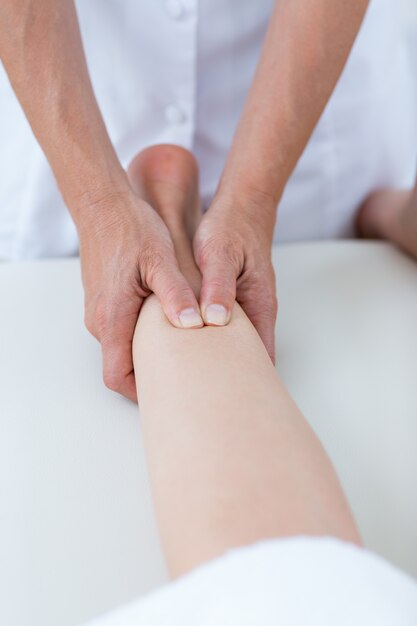 Physiothérapeute faisant massage des jambes