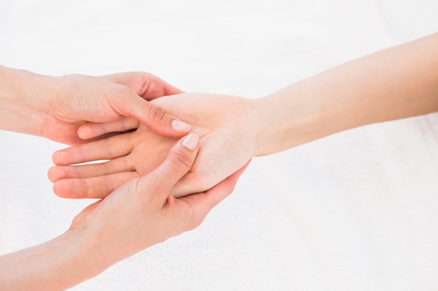 Photo physiothérapeute faisant un massage des mains