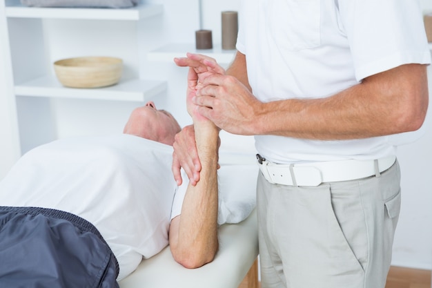 Photo physiothérapeute faisant un massage des mains