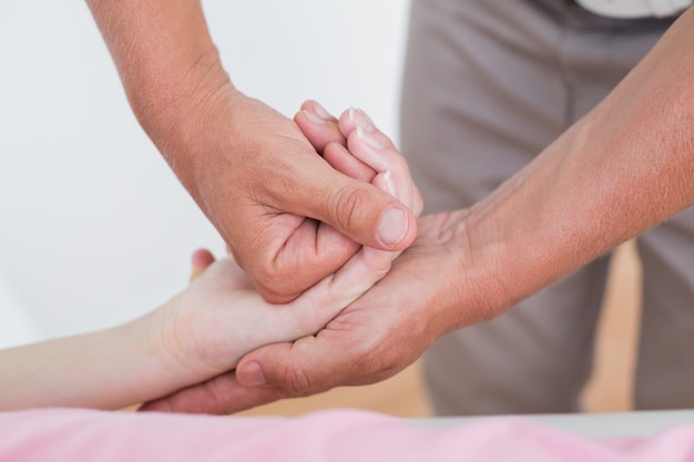 Physiothérapeute faisant un massage des mains