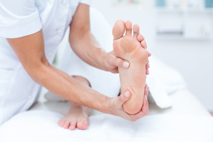 Photo physiothérapeute faisant massage des pieds