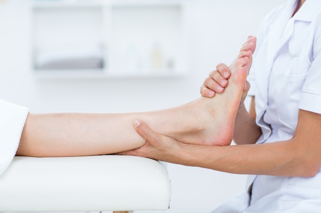 Physiothérapeute faisant massage des pieds