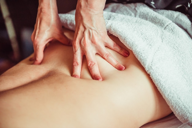 Physiothérapeute faisant une technique de massage sur les muscles profonds. Lombaire.