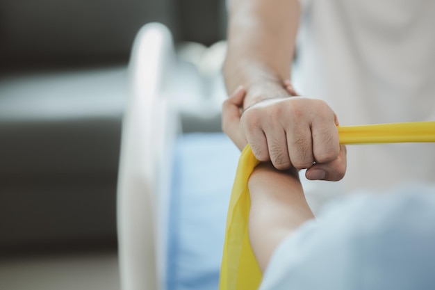 Le physiothérapeute fait de la physiothérapie pour un patient, le patient a des courbatures dues au surmenage et a subi un traitement et une physiothérapie avec un physiothérapeute professionnel