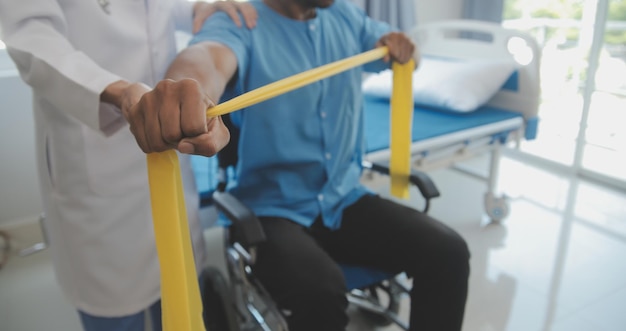 Photo physiothérapeute guidant le patient avec une bande de résistance