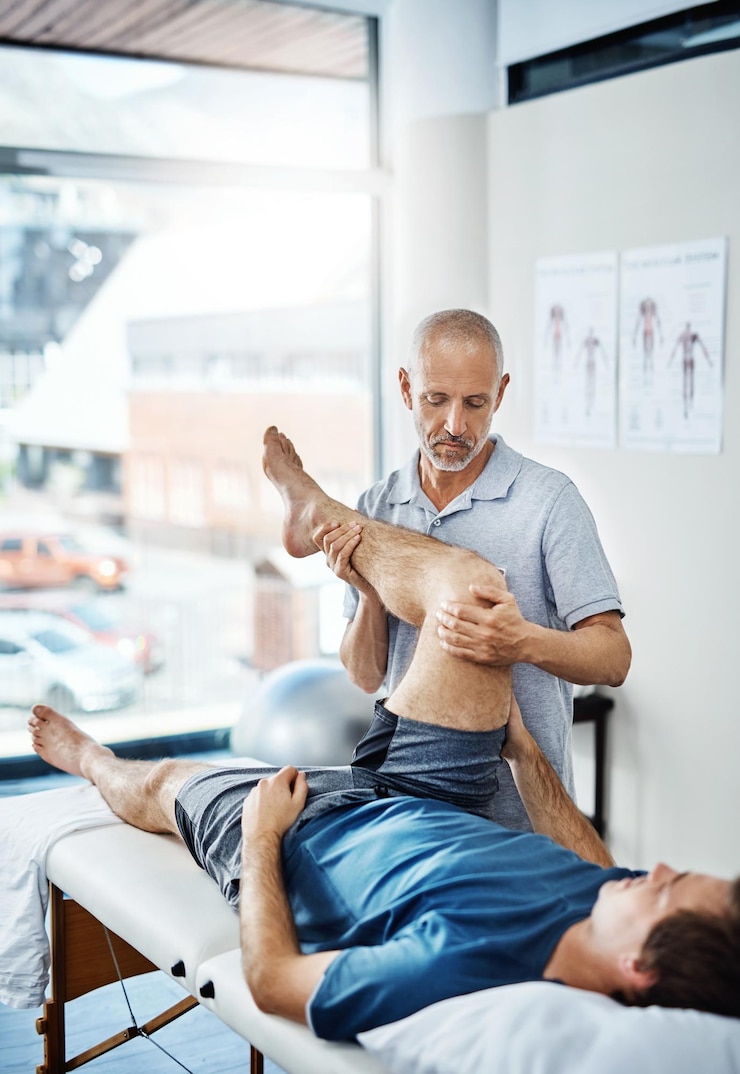 Photo physiothérapeute pour hommes et clients souffrant de douleurs aux jambes, soins et guérison avec évaluation du bien-être et expert avec compétence chiropraticien, physiothérapeue et patient souffrant de blessures sportives en bonne santé ou consultation