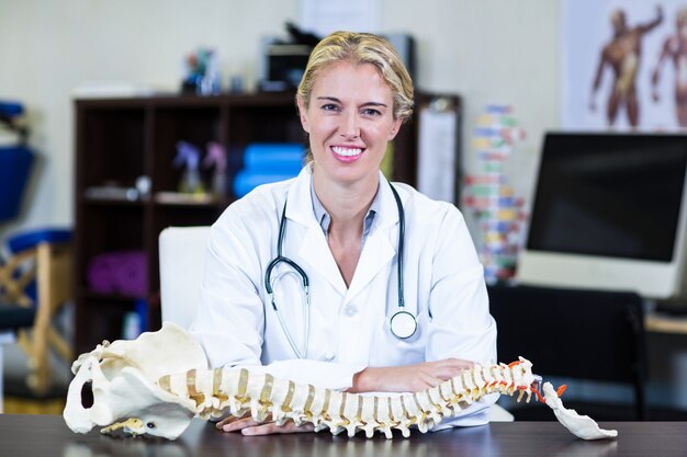 Physiothérapeute souriant donnant un massage du cou à une femme