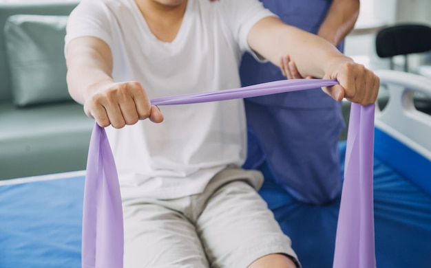 Physiothérapeute travaillant avec le patient en gros plan de la clinique