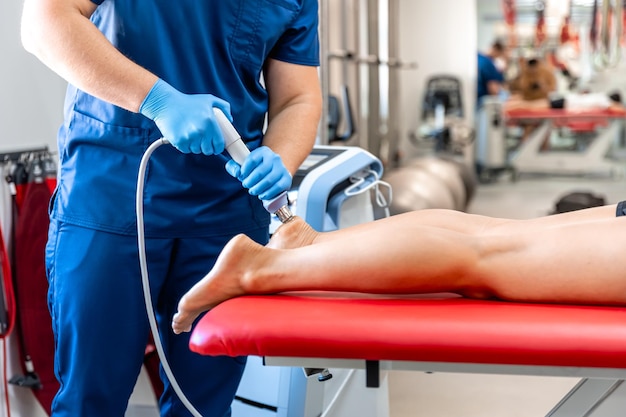 Physiothérapie du pied avec des ondes de choc acoustiques de près