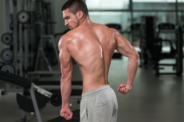 Physiquement, l'homme montre son dos bien formé