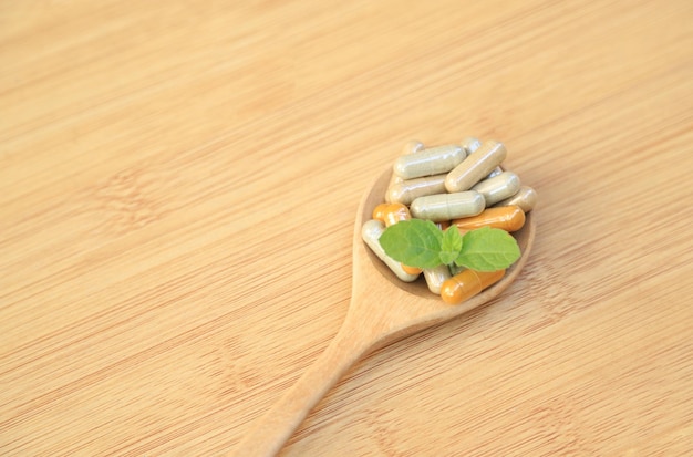 Phytothérapie à base d'herbes biologiques pour une vie saine de bonne nourriture en mangeant à la maison