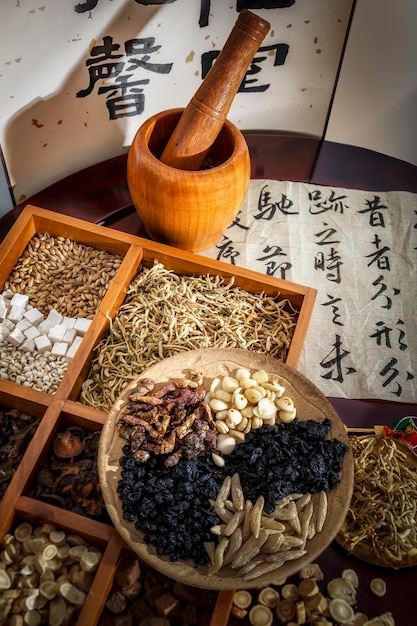 Phytothérapie chinoise et thé aux fleurs sur bois