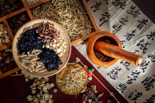 Phytothérapie chinoise et thé aux fleurs sur bois