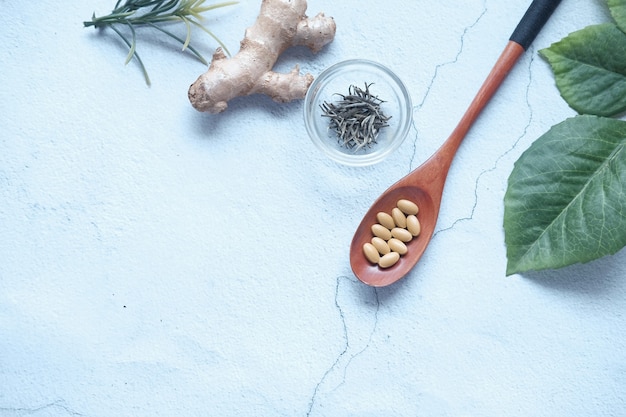 Phytothérapie sur cuillère et herbes sur table