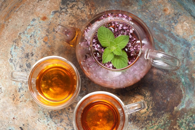 Phytothérapie Tisane à la menthe et à l'origan