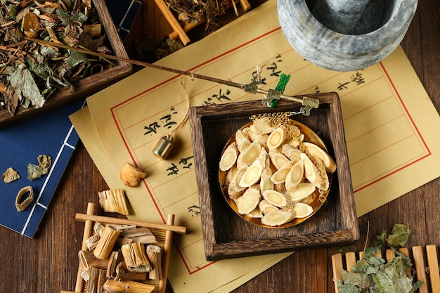 Photo la phytothérapie traditionnelle chinoise dans steelyard translation se lit comme une phytothérapie chinoise