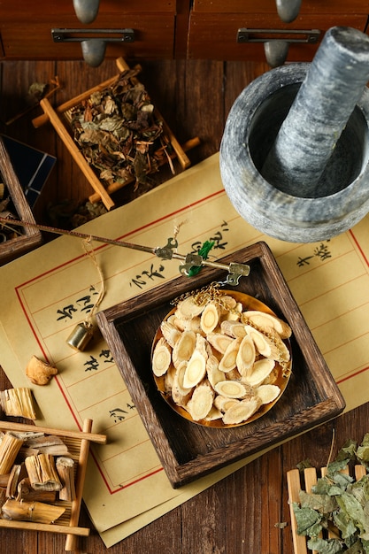 Photo la phytothérapie traditionnelle chinoise dans steelyard translation se lit comme une phytothérapie chinoise