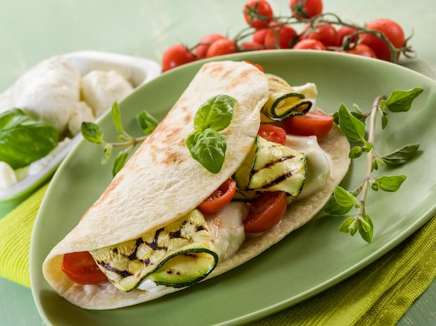 Piadina avec courgettes grillées à la mozzarella et tomates sandwich italien typique