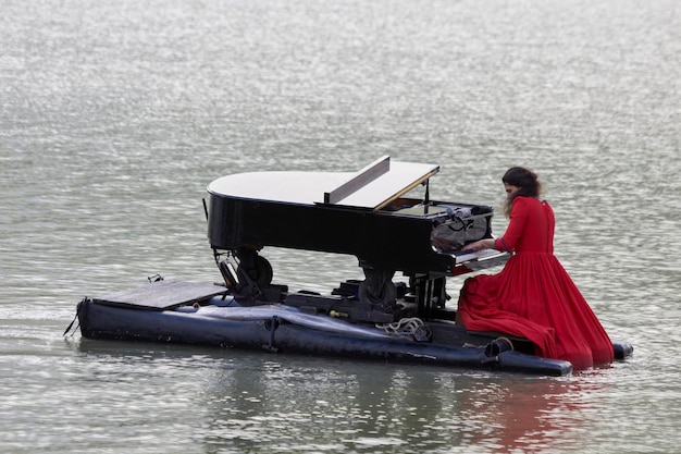 Pianiste jouant du piano au bord du lac