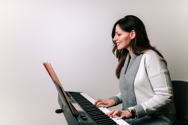 Pianiste jouant sur un synthétiseur.