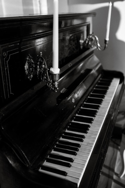 Piano antique avec des bougies noires et blanches