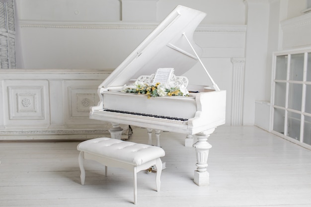 Piano blanc en salle blanche