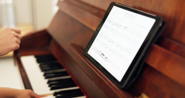 Piano fille et tablette avec professeur pour apprendre l'éducation ou la formation avec la technologie pour la musique à la maison Clavier enfant et maman pour le développement de l'enseignement et de la théorie pour l'harmonie artistique ou le temps sur le web